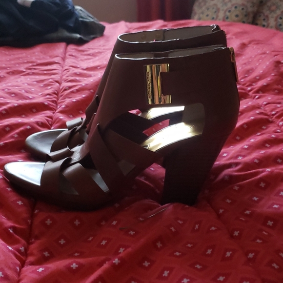 Michael Kors tan strappy sandals. Size 7. - Picture 7 of 11